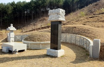 능성구씨종중 병풍석 및 평장형 묘역조성