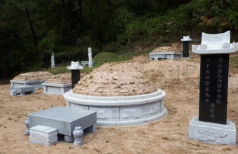 상산김씨종중 원형둘레석 및 사각묘테석